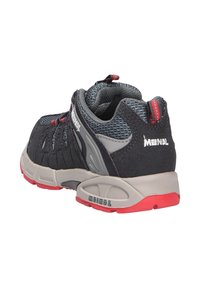 Schwarzer und grauer Sportschuh aus Mesh- und Wildledermaterialien, mit roten Akzenten, strukturiertem Sohle und Zugschlaufe an der Ferse, entworfen für Komfort und Unterstützung.