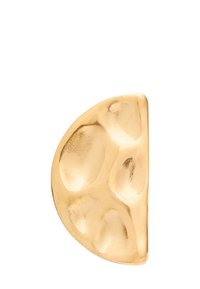 Złocony ear cuff w kształcie półksiężyca z teksturowaną, polerowaną powierzchnią i trzema wypukłymi obszarami, nadającymi trójwymiarowy wygląd.