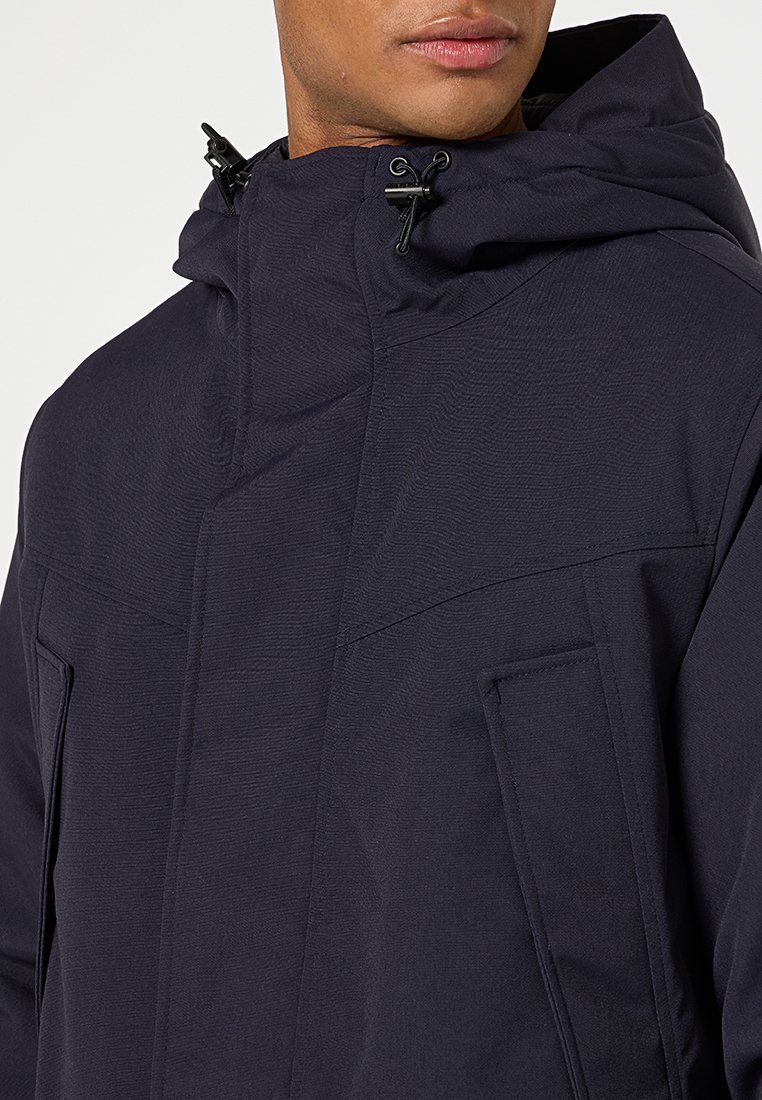 Marineblauwe hoodie-jack met een gemêleerde stof, twee voorzakken en trekkoorden voor een verstelbare capuchon.