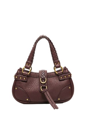 Petit sac à main en cuir texturé marron foncé avec poignée tressée, clous dorés, anneaux et détail de sangle tressée à l'avant.