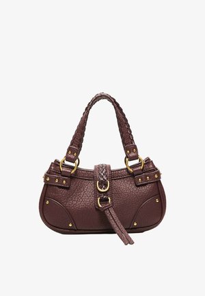 Petit sac à main en cuir texturé marron foncé avec poignée tressée, clous dorés, anneaux et détail de sangle tressée à l'avant.