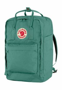 Mochila Fjällräven Kanken verde hecha de un tejido duradero, con un bolsillo frontal, dos asas superiores y correas de hombro acolchadas.