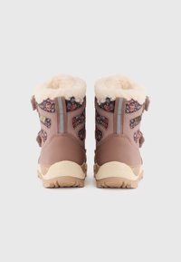 Un paio di boots invernali marroni con accenti in tessuto floreale, suole beige e rivestimento in pile bianco, visti da dietro su uno sfondo bianco.