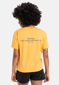 Unselected, yellow