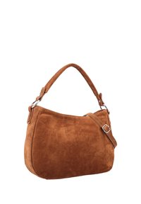 Sac à main en daim marron avec une sangle courte et une bandoulière réglable, avec des boucles et anneaux argentés.