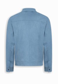 Jasnoniebieska zamszowa kurtka z długimi rękawami, mankietami zapinanymi na guziki oraz pionowymi przeszyciami na plecach.