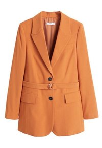 Oranžový blazer vyrobený z texturované tkaniny, s opaskem v pase, špičatými klopami, dvěma předními kapsami a dvěma černými knoflíkovými uzávěry.