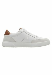 Zapatilla de cuero blanca con textura suave, tabique de talón en beige en contraste, detalles perforados y suela de goma blanca para mayor agarre.