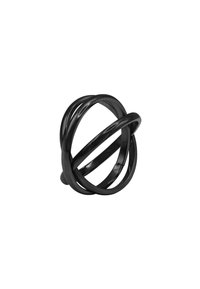 Anello nero realizzato con bande metalliche lisce intrecciate, caratterizzato da un design sferico con molteplici anelli sovrapposti.