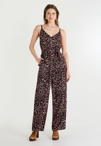 Mono negro con un diseño de estampado de leopardo en rojo y beige, con tirantes finos, cintura ajustada y un diseño de pierna ancha.