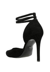 Černá semišová lodička na vysokém podpatku s otevřenou špičkou a úzkým náramkem kolem kotníku. Má špičatou špičku a hladký, elegantní design podpatek.