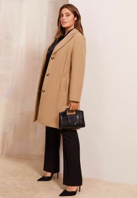 Friends Like These CURVE LONGLINE TAILORED SMART  - REGULAR FIT - Palton clasic - camel