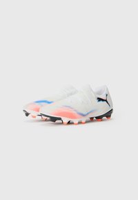 Weiße Fußballschuhe mit einem strukturierten Muster, ausgestattet mit blauen und korallfarbenen Akzenten, einer engen Passform und schwarzen Gummistollen für Grip.