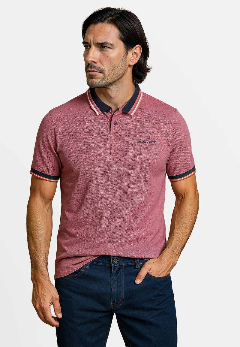 Rode polo met textuur, voorzien van een marineblauwe kraag en gestreepte accenten, met een knoopsluiting en een geborduurd logo op de borst.