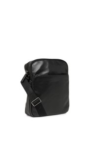 Borsa a spalla nera in pelle con finitura liscia, dotata di chiusura con zip, tracolla regolabile e tasca frontale per riporre oggetti.