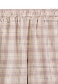 Jasnoróżowa tkanina w kratkę z elastycznym paskiem w stylu gather, o miękkiej fakturze, z subtelnymi różnicami w odcieniach oraz klasycznym wzorze w kratkę.