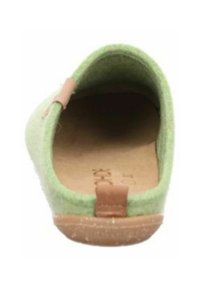 Zelená plstěná bota s kulatou patou, přírodní kožený akcent a texturovaná podrážka. Vnitřek je hladký a polstrovaný.