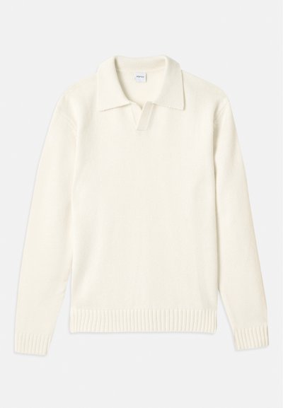 Suéter de punto color crema con cuello de polo, puños y dobladillo acanalados, que presenta un tapeta frontal y una textura suave.
