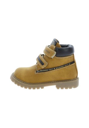 Botín de cuero marrón para niños con cuello acolchado negro, dos tiras de velcro y suela resistente, con la marca "Balducci sport" en el lateral.