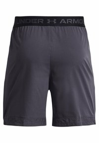 Šedé sportovní kraťasy s černým elastickým pasem, na kterém je logo "UNDER ARMOUR". Hladká tkanina, těsný střih a perforovaný detail na lemu.
