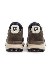 Sneaker in suede marrone con accenti in tessuto blu navy. Suole spesse beige e battistrada in gomma nera. Logo sul tallone e pannello posteriore testurizzato.