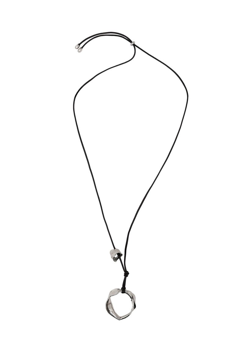Collier en cordon noir avec un pendentif en argent texturé de forme organique et irrégulière, fixé par un fermoir en métal.