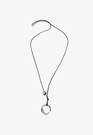 Collana con corda nera caratterizzata da un pendente in argento testurizzato con una forma organica e irregolare, fissata con una chiusura in metallo.