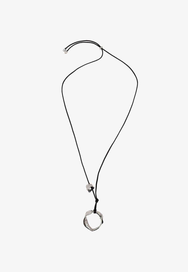 Schwarze Kordelhalskette mit einem texturierten silbernen Anhänger in organischer, unregelmäßiger Form, gesichert durch einen Metallverschluss.