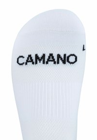 Calzino bianco con lavorazione a maglia testurizzata con il nome del marchio "CAMANO" in lettere nere. Include una piccola "L" per l'indicazione della taglia.