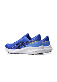 Des chaussures de course avec une tige en mesh bleu, des rayures noires et une semelle intermédiaire blanche. Elles présentent un bout arrondi et une semelle extérieure en caoutchouc durable pour une meilleure traction.