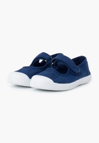 Scarpe in tela marine con suola in gomma bianca. Presentano una strap con velcro e un design a ritaglio sulla parte superiore per una migliore traspirabilità.