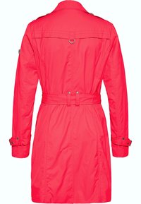 Abrigo impermeable rojo con cintura ceñida, mangas largas y hombreras. Presenta una textura suave y una silueta recta.