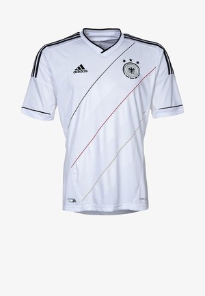 Weißes Fußballtrikot mit V-Ausschnitt, schwarzen und roten diagonalen Streifen, Adidas-Logo und drei Sternen über einem Wappen auf der Vorderseite.