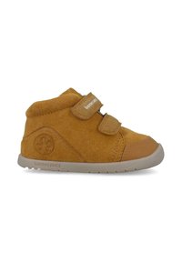 Botas de tobillo de ante en color marrón claro con un acabado texturizado, que presentan dobles correas de Velcro y una suela de goma. Logo de la marca grabado en el lateral.