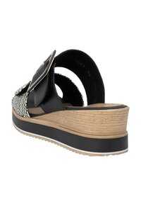 Schwarze und naturfarben gewebte Plateau-Sandale mit breitem Riemen, großer metallischer Schnalle und strukturiertem Fußbett; verfügt über einen korkähnlichen Keilabsatz.