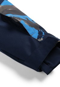 Marineblaues Gewebe mit einem Camouflage-Muster in Grautönen und Blau. Strukturierte Oberfläche mit gefaltetem Design und sichtbaren Nähten.