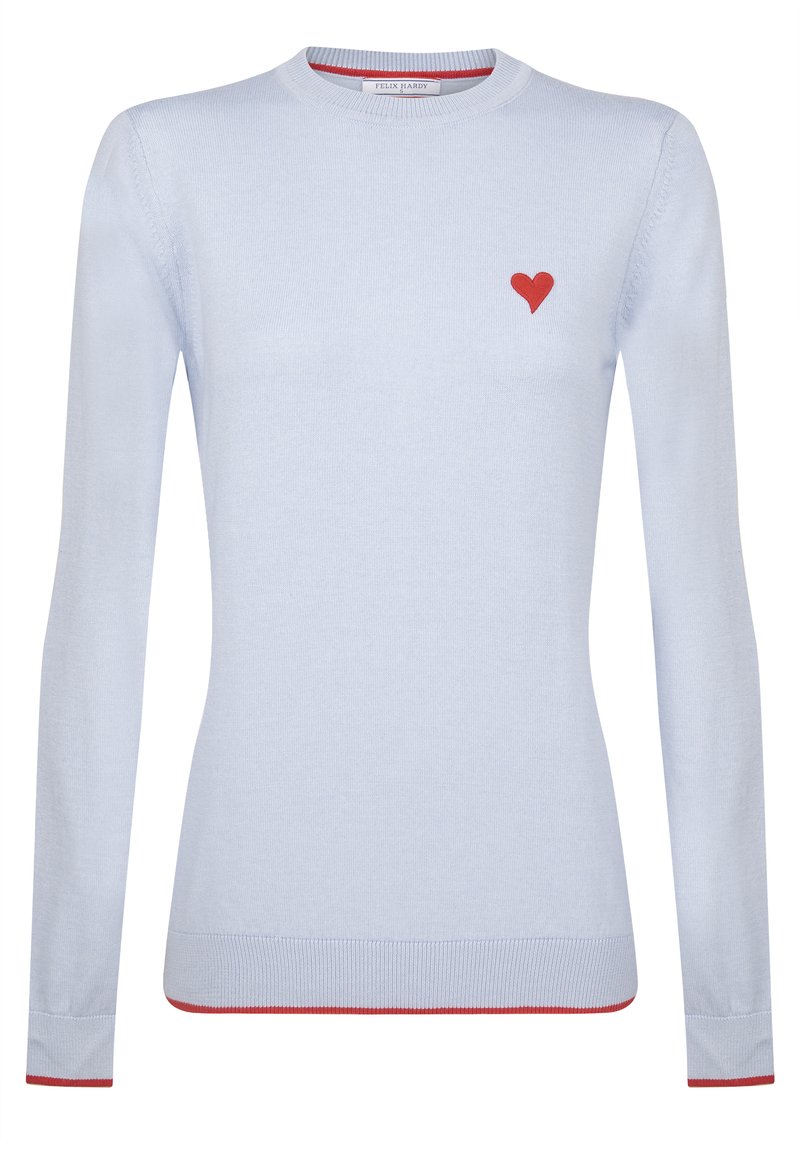 Pull en tricot bleu clair à manches longues, col rond et logo en forme de cœur rouge sur la poitrine. Présente des accents rouges aux poignets et à l'ourlet.
