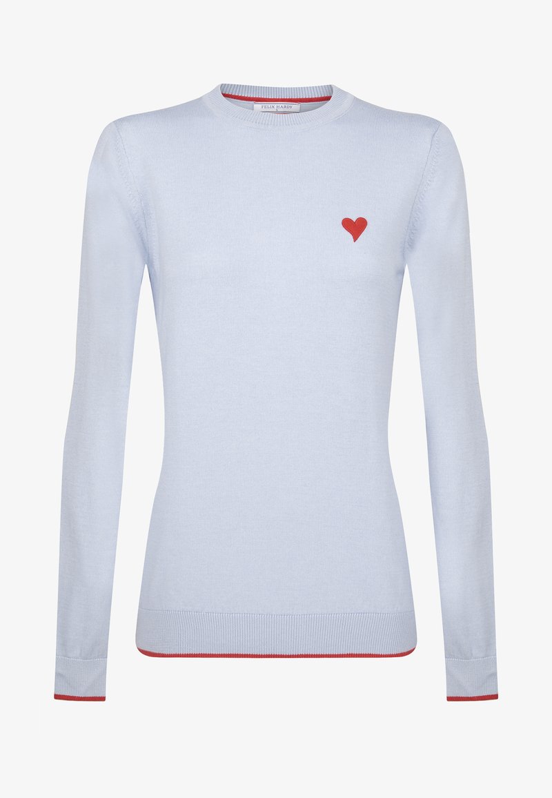 Pull en tricot bleu clair à manches longues, col rond et logo en forme de cœur rouge sur la poitrine. Présente des accents rouges aux poignets et à l'ourlet.