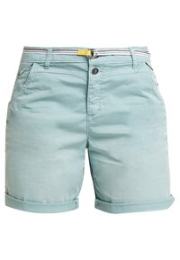 Shorts bleu clair à ourlet roulé avec un bouton à l'avant, une fermeture éclair, des poches latérales et une ceinture en tissu rayé avec boucle en métal.