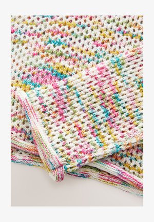 Pletená bavlnená prikrývka farebného, otvoreného vzoru s ružovými, modrými a zelenými akcentmi. Mäkká textura s ľahkým, vzdušným dizajnom.