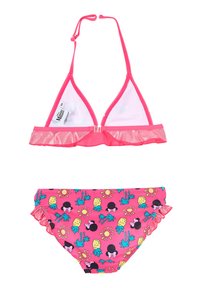 Bikini rosa con una parte superior de triángulo que presenta acentos con volantes. La parte inferior tiene un patrón de piñas, sol y lazos, con bordes con volantes.