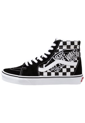 Sort-hvid høj top sneaker med ternet mønster, hvide snørebånd, Vans "Off The Wall" logo og hvid gummisål.