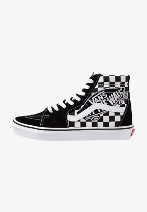 Zapatilla deportiva alta en blanco y negro con patrón a cuadros, cordones blancos, logo de Vans "Off The Wall" y suela de goma blanca.