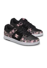 Czarne buty skateboardowe z różowym kwiatowym wzorem, cholewką ze skóry i materiału tekstylnego, białą podeszwą, czarnymi sznurowadłami oraz wyraźnym logo DC z boku.