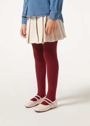 T medias burdeos, camisa de mezclilla con botones, falda plisada crema y zapatos tipo Mary Jane en tono nude brillantes con doble tirante.