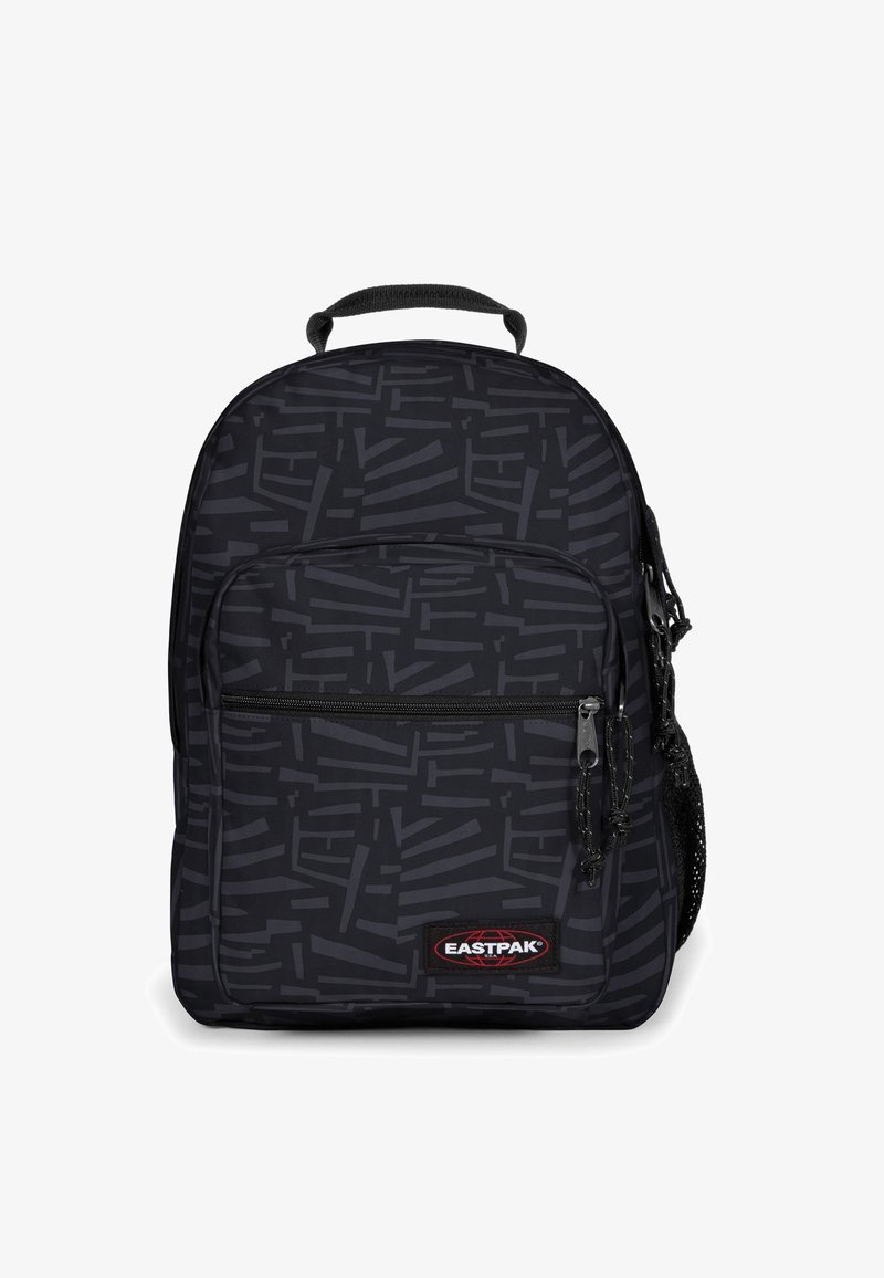 Mochila negra con patrones geométricos, correas de hombro acolchadas, bolsillo frontal con cremallera y un bolsillo lateral de malla. Tejido duradero con detalle del logotipo.