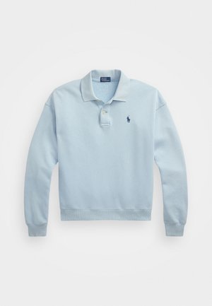 Polo bleu clair à manches longues avec col, deux boutons, poignets et ourlet côtelés, et petit logo foncé sur la poitrine.