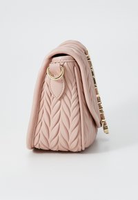 Ροδοκόκκινη δερμάτινη τσάντα χειρός με πλεχτή υφή, χρυσό δαχτυλίδι διακόσμησης και δομημένο σχήμα. Διαθέτει κλείσιμο με καπάκι και αποσπώμενο λουρί.