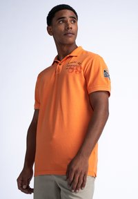 Petrol Industries MEANDER - Pikeepaita - blazing orange