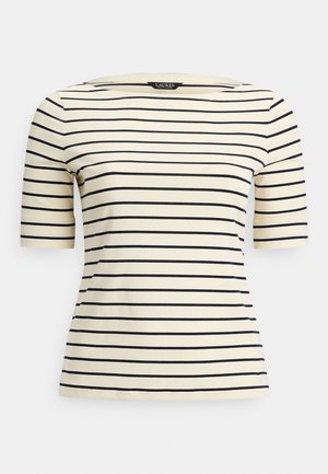 Kremasto obojena majica kratkih rukava s crnim horizontalnim prugama i širokim izrezom u obliku brodske ovratnice, prikazana na jednostavnoj bijeloj pozadini.